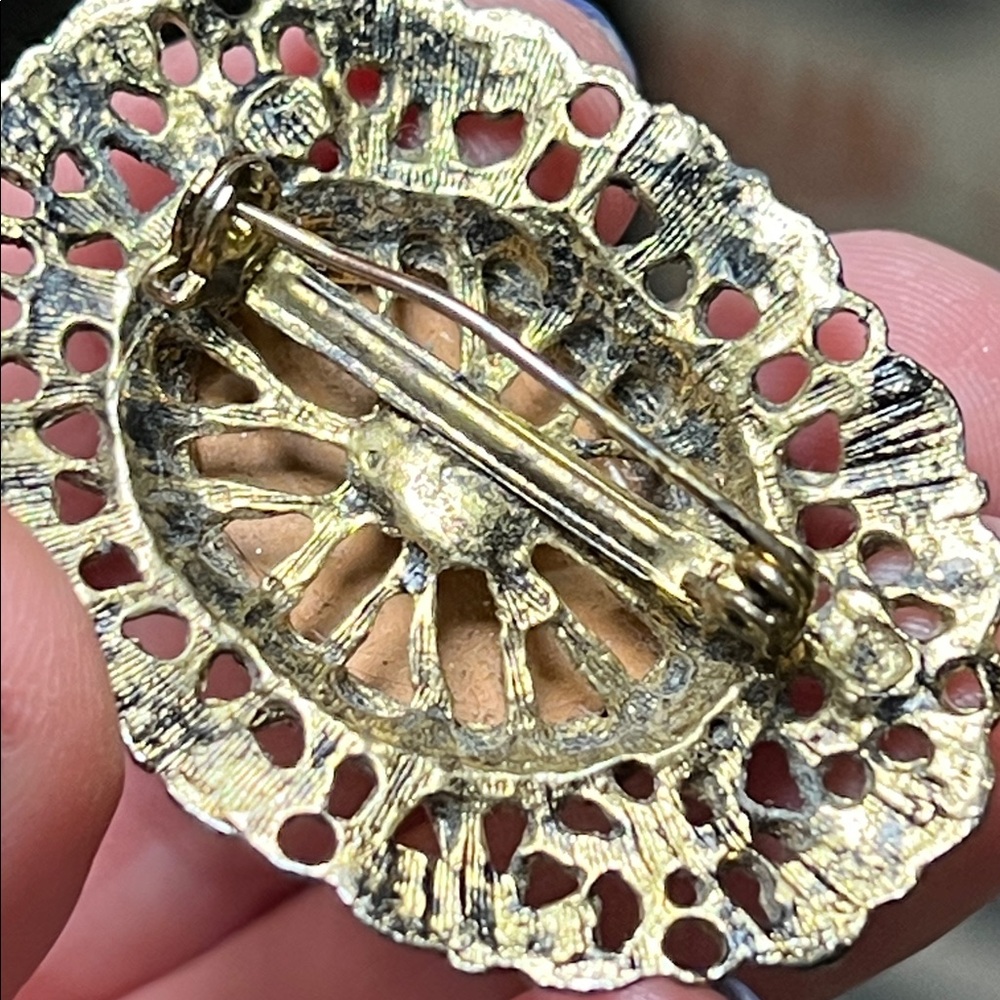 RARE VTG Faceted Oval Sappharine Color Changing Glass Ornate Gold Tone Brooch - Picture 6 of 11